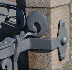 Waar metaal het steen ontmoet, wordt een forse borgpin gebruikt
<br/>
Richard Keijzer, 2015-04-30